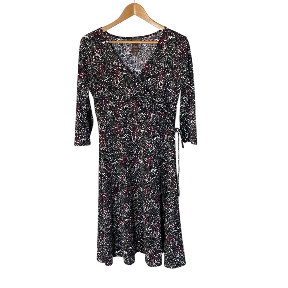 Y7- gray red black white pattern dress tye in front Chadwick’s 12